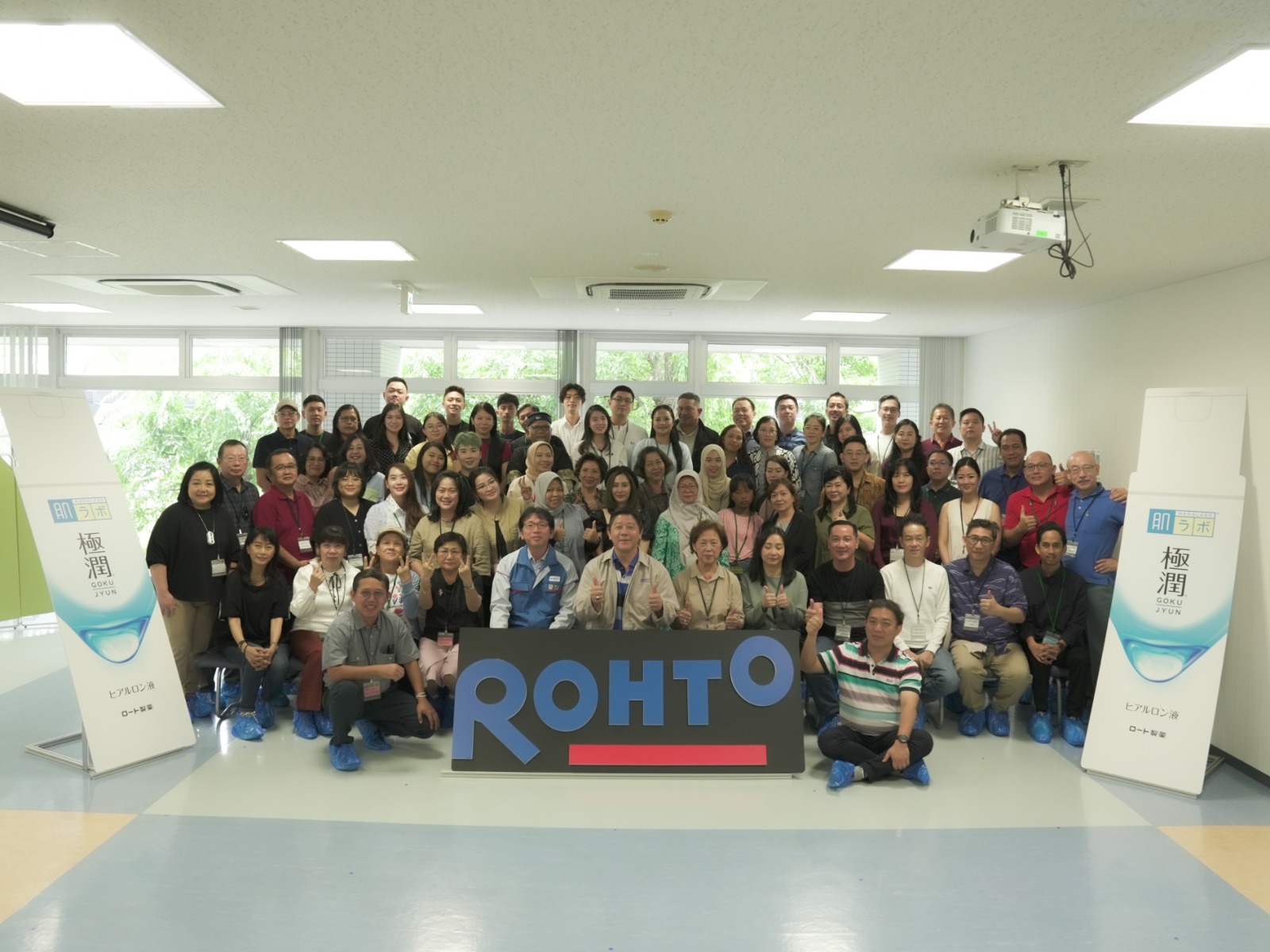 Kunjungan dari para distributor dan agen ke laboratorium Rohto