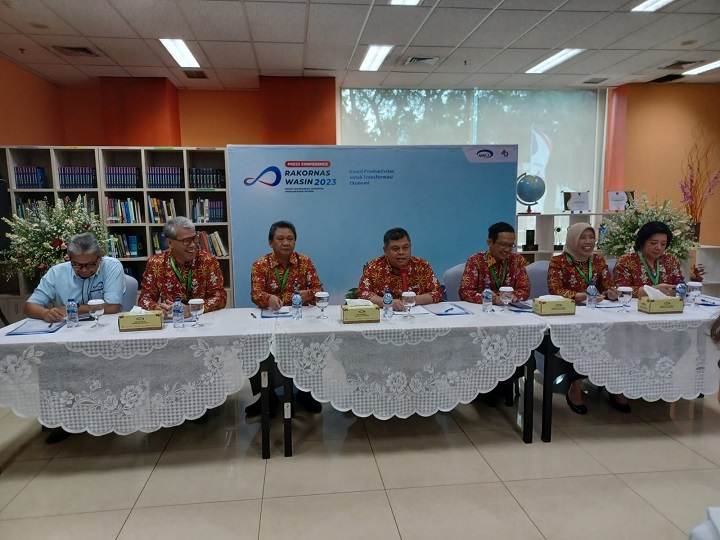 Kepala Badan Pengawasan Keuangan dan Pembangunan (BPKP) Muhammad Yusuf Ateh (tengah) dan para pejabat terkait saat Rakornas Pengawasan Intern 2023 di kantor BPKP, Jakarta Timur, Kamis (15/6). Foto: Joesvicar Iqbal/ipol.id