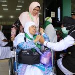 Jamaah haji lansia jadi fokus layanan petugas haji. Foto: Kemenag