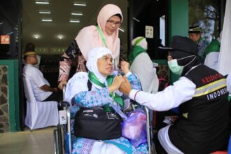 Jamaah haji lansia jadi fokus layanan petugas haji. Foto: Kemenag