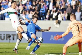 Cristiano Ronaldo bawa Portugal menang atas Islandia. (AP/Brynjar Gunnarsson)