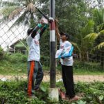 Komunitas Sopir Truk (KST) Dukung Ganjar Banten memberikan bantuan berupa lampu penerangan ke salah satu pul truk di Kampung Cikole, Desa Karyawangi, Kecamatan Pulosari, Kabupaten Pandeglang, Banten, Rabu (14/6) siang. Foto: KST