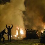 Kerusuhan pecah di Paris, Prancis setelah polisi menembak mati seorang remaja. Foto: © EPA-EFE/YOAN VALAT