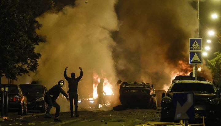 Kerusuhan pecah di Paris, Prancis setelah polisi menembak mati seorang remaja. Foto: © EPA-EFE/YOAN VALAT