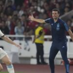 Foto: Pelatih Argentina Lionel Scaloni memberikan arahan kepada skuatnya dalam FIFA Matchday melawan Indonesia di Stadion Utama Gelora Bung Karno, Jakarta, Senin (19/6/2023). (AP/Tatan Syuflana)