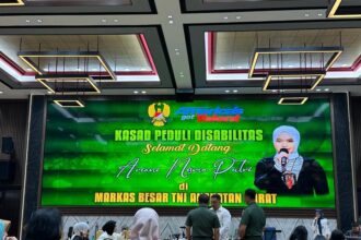 Ariani Nisma Putri atau sapa Putri Ariani, mengaku sangat senang karena diberi kesempatan menyanyi dan duet bareng KSAD Jenderal TNI Dudung Abdurachman. Foto: TNI AD