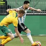 Lionel Messi langsung meninggalkan skuad Argentina usai melawan Australia. (REUTERS/THOMAS PETER)