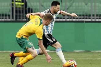 Lionel Messi langsung meninggalkan skuad Argentina usai melawan Australia. (REUTERS/THOMAS PETER)