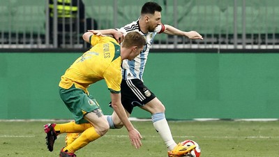 Lionel Messi langsung meninggalkan skuad Argentina usai melawan Australia. (REUTERS/THOMAS PETER)