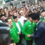 Resmi bergabungnya Sandi ditandai dengan penyerahan kartu tanda anggota (KTA) beserta jaket PPP dari Plt Ketua Umum PPP Muhamad Mardiono ke Sandiaga Uno di Kantor DPP PPP, Jakarta Pusat. Foto; Sofian/ipol.id