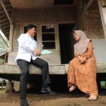 Menteri Agraria dan Tata Ruang/Kepala Badan Pertanahan Nasional (ATR/BPN), Hadi Tjahjanto saat menyerahkan sertipikat tanah hasil program Pendaftaran Tanah Sistematis Lengkap (PTSL) secara door to door di Banten.