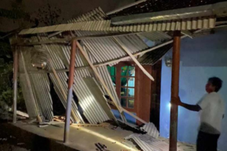 Warga memerhatikan rumahnya yang rusak karena gempa Yogya. Foto: BNPB