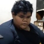 Ahmad Juwanto, 19, warga Jalan SMP 160, Kelurahan Ceger, Kecamatan Cipayung, Jakarta Timur yang sakit obesitas kini membutuhkan bantuan pemerintah, Rabu (5/7) siang. Foto: Joesvicar Iqbal/ipol.id