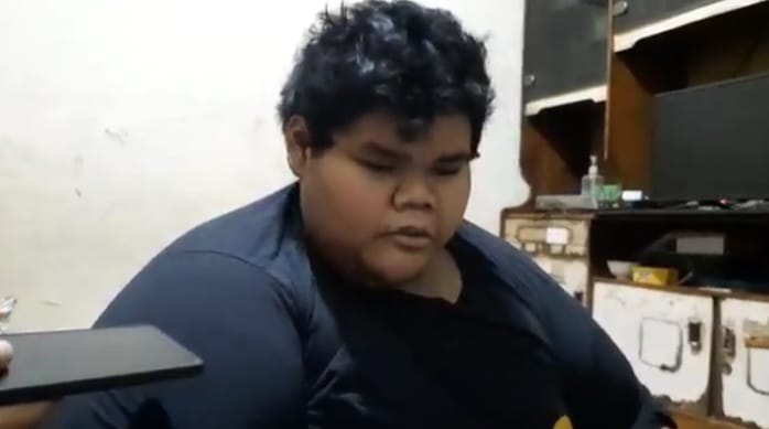 Ahmad Juwanto, 19, warga Jalan SMP 160, Kelurahan Ceger, Kecamatan Cipayung, Jakarta Timur yang sakit obesitas kini membutuhkan bantuan pemerintah, Rabu (5/7) siang. Foto: Joesvicar Iqbal/ipol.id