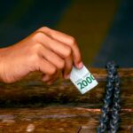 Ilustrasi money politik. Foto: Freepik