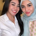 Pendiri sekaligus pemilik salon kecantikan Linda Wan saat bersama artis cantik Aurel Hermansyah. Foto: Ist