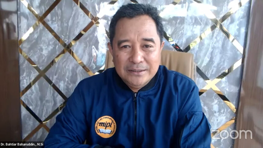 Ketua Umum MIPI, Bahtiar dalam webinar "Pemikiran tentang Masa Depan Otonomi Daerah di Indonesia [Sesi 5]", Sabtu (22/7). Foto: Tangkapan layar