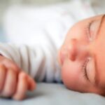 Ilustrasi, orang tua tega berikan obat Antimo kepada anaknya agar tertidur pulas saat ia menonton bioskop, Foto: Freepik, @javi_indy