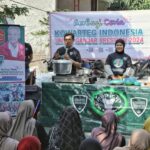 Ibu-Ibu serius mengikuti proses pelatihan cara membuat kue kricak atau kue sentiling di Villa Gading Harapan, Kelurahan Babelan, Kecamatan Babelan, Kota Bekasi, Jawa Barat, Jumat (28/7) siang. Foto: Kowarteg