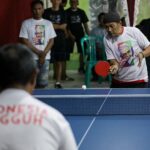 Para peserta bersemangat olah raga dalam giat turnamen tenis meja yang digelar Ganjar Muda Padjadjaran (GMP) di Jalan PMI 2, Pangulah Utara, Kecamatan Kota Baru, Kabupaten Karawang, Jawa Barat, Jumat (28/7) malam. Foto: GMP
