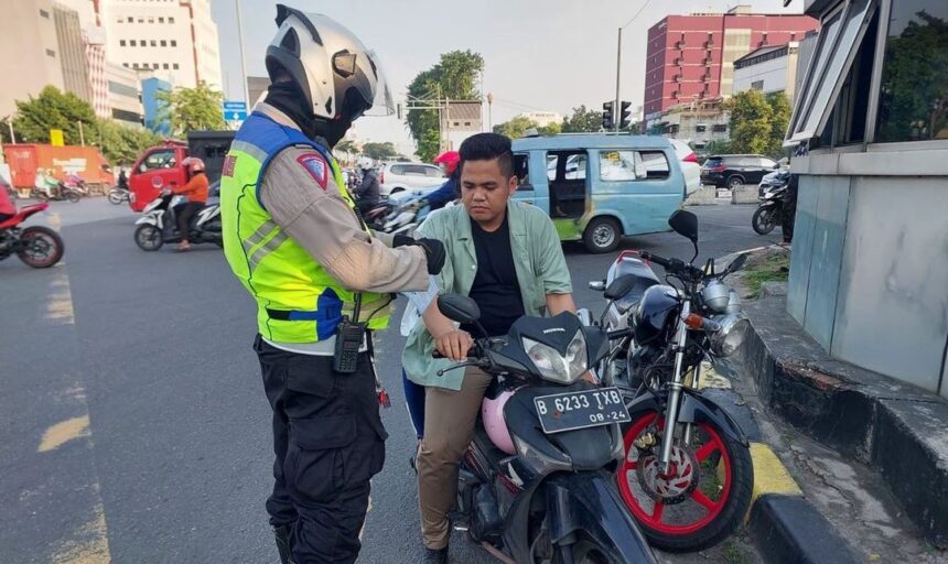 Anggota Sat Lantas Polresta Tangerang mengedukasi pengendara sepeda motor untuk tertib berlalu lintas. Foto/IST