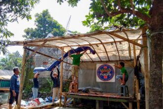 Komunitas Ojek Online (Kajol) Indonesia dukung Ganjar Pranowo bersama para driver ojek online (Ojol) merenovasi dan membuat posko pemenangan, hingga memberikan bantuan Usaha Mikro Kecil Menengah (UMKM) di Kampung Babakan, Desa Tarikolot, Citeureup, Kabupaten Bogor, Jawa Barat, Kamis (6/7) siang. 