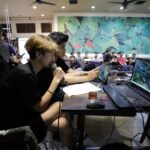 Milenial dan Gen Z serius berlomba dalam turnamen gim Mobile Legends yang diadakan oleh Ganjar Muda Padjajaran (GMP) di Bobber Cafe, Jalan RE Martadinata, Kota Bandung, Jawa Barat, Sabtu (15/7) siang.