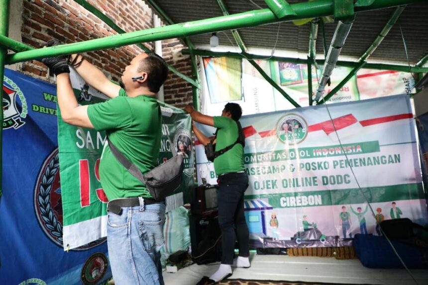 Loyalis Ganjar yaitu Komunitas Ojek Online (Kajol) Indonesia bersama komunitas ojek online DODC (Driver Online Dukupuntang Cirebon) membedah basecamp dan menjadikannya posko pemenangan di Blok Tengah Utara, Kelurahan Kenanga, Kecamatan Sumber, Kabupaten Cirebon, Jawa Barat, Sabtu (15/7) siang.
