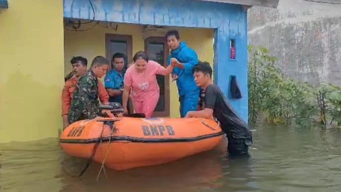 Tim gabungan mengevakuasi warga terdampak menggunakan perahu karet di Kabupaten Padang Pariaman, Sumatera Barat pada Sabtu (15/7) dan Minggu (16/7). Foto: Badan Nasional Penanggulangan Bencana (BNPB).