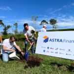 Bapak Ricky Gunawan (kiri) dan Bapak Indra Suryawan (kanan) sedang melakukan penanaman pohon Nangka di Telaga Saat, Bogor, Jawa Barat