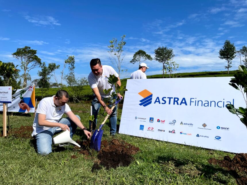 Bapak Ricky Gunawan (kiri) dan Bapak Indra Suryawan (kanan) sedang melakukan penanaman pohon Nangka di Telaga Saat, Bogor, Jawa Barat