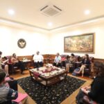 Terpidana kasus pemalsuan surat, Guntur Utomo saat ditangkap oleh Tim Tangkap Buronan Kejaksaan Agung bersama Kejaksaan Tinggi Jawa Tengah di Jalan Arah Paralayang Desa Pandesari, Kecamatan Pujon, Kabupaten Malang, Rabu (26/7). Foto: Puspenkum