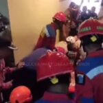 Sejumlah petugas Sudin Penanggulangan Kebakaran dan Penyelamatan (Gulkarmat) Jakarta Timur (Jaktim) saat melakukan evakuasi remaja obesitas di kawasan Cipayung belum lama ini. Foto: Damkar Jaktim