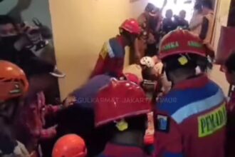 Sejumlah petugas Sudin Penanggulangan Kebakaran dan Penyelamatan (Gulkarmat) Jakarta Timur (Jaktim) saat melakukan evakuasi remaja obesitas di kawasan Cipayung belum lama ini. Foto: Damkar Jaktim