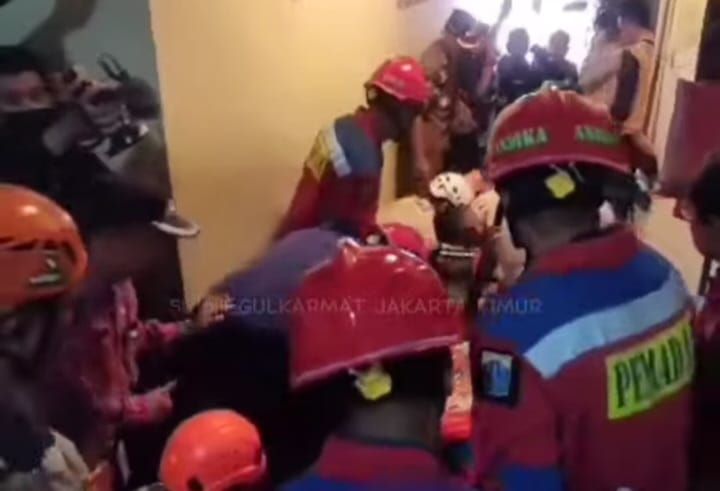 Sejumlah petugas Sudin Penanggulangan Kebakaran dan Penyelamatan (Gulkarmat) Jakarta Timur (Jaktim) saat melakukan evakuasi remaja obesitas di kawasan Cipayung belum lama ini. Foto: Damkar Jaktim