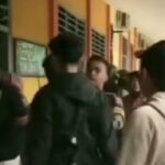 Ricuh puluhan siswa di SMK Ganesha Satria 4 Kedu, Temanggung memaksa memasuki ruangan sekolah terkait dugaan pemecatan. Foto : Tangkap Layar Instagram @terang_media