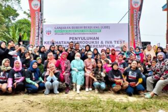 Sukarelawan Ganjaran Buruh Berjuang (GBB) mengadakan penyuluhan kesehatan reproduksi (Kespro) dengan menghadirkan Siti Hanifa selaku dokter yang melakukan penyuluhan kespro sekaligus melakukan tes IVA (Inspeksi Visuam Asam Asetat) gratis bagi buruh perempuan di Desa Tagogapu, Kecamatan Padalarang, Kabupaten Bandung Barat, Jawa Barat, Minggu (2/7) siang. Foto: GBB