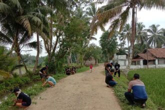Warga, Kelompok Tani dan sukarelawan Gardu Ganjar melakukan aksi bersih-bersih saluran irigasi di Desa Kalang Anyar, Kecamatan Pandeglang, Kabupaten Pandeglang, Provinsi Banten, Kamis (27/7) siang. Foto: Gardu
