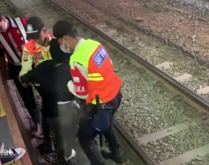 Penumpang KRL jatuh ke peron. Foto: Instagram, @love_jkt