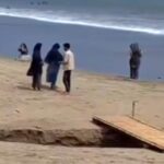 Oknum memaksa minta uang Rp5.000 kepada wisatawan di pantai carita karena melewati jembatan diklaim milik mereka, Foto : Tanggap Layar Instagram @terang_media