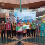 Wakil Kepala Kantor Wilayah (Kanwil) bidang Kepesertaan BPJS Ketenagakerjaan DKI Jakarta, Indra Iswanto, Kepala Kantor Cabang BPJS Ketenagakerjaan Jakarta Cilandak, Muhammad Izzadin, Deputi Gubernur DKI bidang Budaya dan Pariwisata, Marullah Matali, Kepala Unit Pengelola Kawasan Perkampungan Budaya Betawi, Imron dan Kasudin Ketenagakerjaan Jakarta Selatan, Fidiyah Rokhim dan jajaran usai Talkshow 'Launching Kerja Keras Bebas Cemas BPJS Ketenagakerjaan Masuk Perkampungan Budaya Betawi' di Setu Babakan, Jagakarsa, Jakarta Selatan, Kamis (6/7) siang. Foto: Joesvicar Iqbal/ipol.id