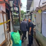 Polsek Tebet memasang garis police line pada unit rumah di Jalan Tri Jaya III, RT 08 RW 07, No. 15, Kelurahan Tebet Barat, Tebet, Jakarta Selatan yang sebelumnya kebakaran disebabkan ledakan tabung gas 3 kilogram belum lama ini. Foto: Ist