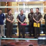 Kapuspenkum Kejaksaan Agung, Ketut Sumedana (ketiga dari kiri) usai pemeriksaan Menko Perekonomian, Airlangga Hartarto di Gedung Bundar, Jakarta Selatan, Senin (24/7). Foto: Yudha Krastawan/ipol.id