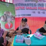 Seorang Ibu mengecek kolesterol dan gula darahnya pada kegiatan layanan cek dan konsultasi kesehatan secara gratis digelar oleh Kowarteg Indonesia di Perumahan Puri Permai, Kelurahan Pasir Nangka, Kecamatan Tigaraksa, Kabupaten Tangerang, Banten, Minggu (2/7) siang. Foto: Kowarteg