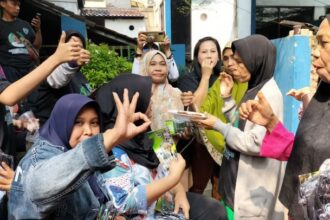 Ibu-Ibu mencicipi masakan kacang teri matang dalam program 'Icip-Icip Cita Rasa Nusantara' yang digelar Komunitas Warteg Tegal (Kowarteg) Indonesia di Jalan Menara II, Kelurahan Meruya Selatan, Kecamatan Kembangan, Jakarta Barat, Selasa (4/7) siang. Foto: Kowarteg