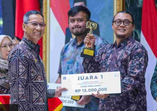Pj Gubernur Heru Budi saat memberikan hadiah juara I.(foto dok Pemprov)