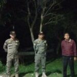 Sejumlah petugas keamanan dalam (Pamdal) berjaga-jaga di Taman Maju Bersama (TMB) Tulip, Jalan Sepakat, RT 04 RW 10, Kelurahan Kelapa Dua Wetan, Kecamatan Ciracas, sejak Rabu (12/7) malam. Foto: Ist