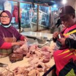 Pedagang di Pasar Cibubur, Ciracas, Jakarta Timur, Nurhayah dan pedagang daging ayam lainnya mengeluhkan adanya kenaikan harga ayam per ekor, Selasa (11/7). Foto: Ist