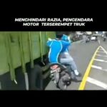 Dua pelajar berusaha menghindari razia di jalan raya sampai keserempet truk yang melaju, Foto : Instagram, @terang_media