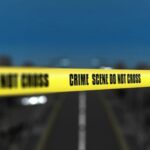 Aparat kepolisian memasang garis police line di tempat kejadian perkara (TKP). Foto: Freepik